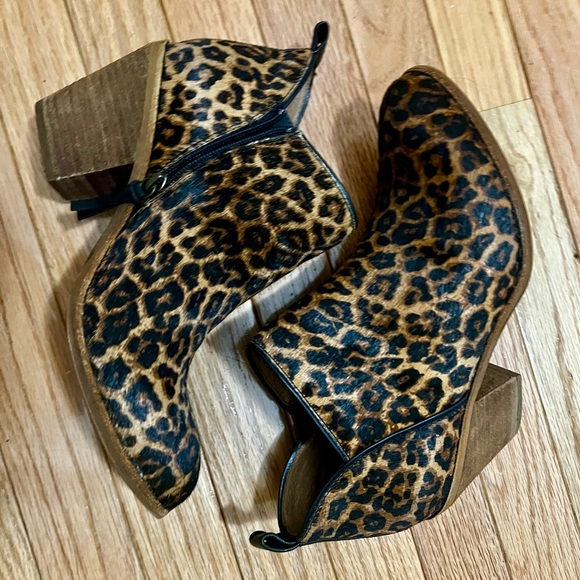Sofft Women’s Cow Hair Leopard Print Heeled Ankle Booties Black/Brown sz 9 - Picture 2 of 5